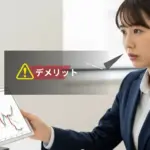 笑顔の公務員がドルコスト平均法のグラフを指さす。投資初心者でもリスクを抑えて安心して資産運用を始めるイメージ。