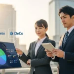 将来の資産運用について自信を持って話し合う日本の公務員の男女と投資ポートフォリオのイメージ