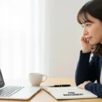 投資の失敗から学び、リスク管理を徹底しようとする投資初心者の女性