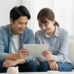 投資を始めるタイミングと金額について相談する20代のカップル